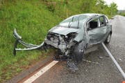Ein loses Betonelement hat in Volketswil einen Verkehrsunfall ausgelöst. (Bild: Kapo Zürich)