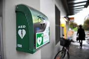 Ein öffentlicher Defibrillator am Bahnhofplatz Stans. (Bilder Corinne Glanzmann)