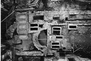 Blick von oben auf die Grabungsfläche im Innern der Pfarrkirche Kerns im Jahre 1964/65. In der Bildmitte sieht man die freigelegte Apsis (Bogen) der steinernen Vorgängerkirche. (Bild: pd)