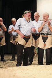«Kranzschwinger» Edi Langensand, der von seinen Jodlerkollegen für seine 40-jährige Vereinstreue geehrt wurde. (Bild: Otmar Näpflin (Kägiswil, 12. Mai 2017))