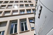 Eines der Elektroautos der Stadt Zug vor dem L&G-Gebäude, in das die gesamte Stadtverwaltung einziehen soll. (Bild: Stefan Kaiser / Neue ZZ)