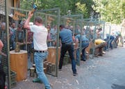 Auf die Ruhe kommt es an: Handholzer messen sich in Kerns im Umgang mit dem Beil. (Bild: Richard Greuter (Kerns, 24. September 2017))