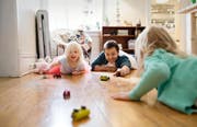 Nicht nur im kindlichen Spiel, sondern auch dann, wenn alle erwachsen sind, kann man innerfamiliär mal heftig «aneinanderputschen». (Bild: Getty)
