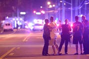 Während des Einsatzes am Sonntag Morgen weist eine Polizistin weg. (Bild: Keystone/AP/Phelan M. Ebenhack)