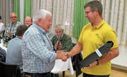 Othmar Wagner wurde vom Präsidenten Michael Sonderegger für 50 Jahre Vereinsmitgliedschaft geehrt. (Bild: pd)