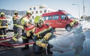 Wasser – Marsch: Vor dem Feuerwehrdepot in Abtwil trainieren 34 Jugendliche für den Ernstfall. (Bild: Ralph Ribi)