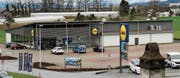 Die Rheintaler Filialen (hier Lüchingen) liegen in der Industrie-Gewerbezone. Weil also keine Wohnungen möglich sind, ist die Statik nicht auf weitere Etagen ausgelegt. (Bild: Gert Bruderer)