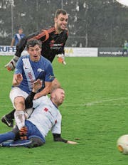Bremer Stadtmusikanten? Nein, Rüthis Beni Allgäuer (Blau), der trotz Bedrängnis das 1:2-Anschlusstor erzielt. (Bild: Mäx Hasler)