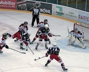 Philipp Aerni erzielt trotz guter Ausgangslage kein Tor. Die Tessiner Defensive stand am Donnerstag sicher. (Bild: Jesko Calderara)