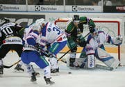 Thurgaus Kanadier Jaedon Descheneau (im schwarz-grünen Cup-Trikot) sorgt für Gefahr vor dem Klotener Tor. (Bild: MARIO GACCIOLI)