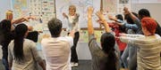 Die Kursteilnehmer lernen einzelne Wörter kennen: visuell, auditiv und eben auch kinästhetisch. (Bild: Andrea Häusler)