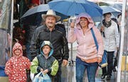 Schirm auf und durch: Die Diepoldsauerinnen und Diepoldsauer haben sich wegen dem Regen die gute Laune nicht verderben lassen. (Bilder: Kurt Latzer)