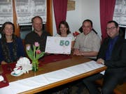 Sie führen den Gewerbeverein (von links): Dorothea Ziehler, Hans Zürcher, Rahel Tobler, Reto Rust und Christian Hildebrand. Rahel Tobler hält einen symbolischen Gutschein in der Hand, der neu in allen drei Obertoggenburger Gewerbevereinen gültig ist. (Bild: Franz Steiner)