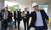 Gemeindepräsident Lucas Keel führt Mitglieder des Gewerbevereins durch die Baustelle und beantwortet ihre Fragen. (Bilder: Urs Bänziger)