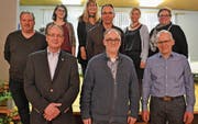 Hinten von links: Herbert Mettler und Barbara Moser, neu, Sybille Eberle, Peter Schweizer, Charlotte Hollenstein (bisher), Margrit Gretler (Rücktritt). Vorne: Präsident Harald Frauenfelder (bisher), Pfarrer Martin Schweizer (neu), Arnold Rohner (Rücktritt). (Bild: Peter Jenni)