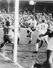 Dieter Rüfli (Bildmitte) Mitte der 1960er-Jahre im Einsatz für den FC Zürich gegen Chiasso. (Bild: ky)