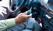 Wer als Seniorin oder Senior noch mit dem eigenen Auto unterwegs ist, kann die Mobilität geniessen und profitiert davon. (Bild: Keystone)