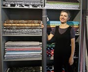 Bernadette Räss vor ihren Stoffen im neuen Laden. (Bild: Leonardo Da Riz)
