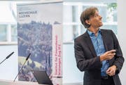 Bankenprofessor Andreas Dietrich vom IFZ stellt die neue Retailbanken-Studie vor. (Bild: Nadia Schärli (Zug, 16. November 2017))