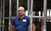 Wo sich derzeit eine Baustelle befindet, entsteht bis Ende Jahr eine moderne Notfallstation mit Schockraum und mehreren Behandlungskojen. Spitalseitig ist Architekt Yves Bürgler als Bauleiter für die Einhaltung der Termine verantwortlich. (Bild: Hans Suter)