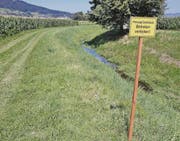 An der Kloterenstrasse, gleich nach der Brücke über den Aecheli-Bach, macht seit kurzem eine Verbotstafel darauf aufmerksam, dass dieses Grundstück nicht betreten werden darf. (Bild: Susi Miara)