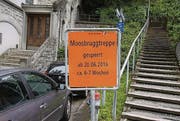 Ein Schild kündigt die Sperrung der Treppe ab Montag an. (Bild: Urs Voegeli)