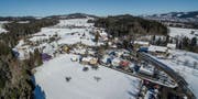 Ausbaupläne beim Walter-Zoo: Vor allem auf der grossen Wiese am unteren Bildrand, zwischen Parkplatz und Zirkuszelt, soll der Zoo in den nächsten Jahren vergrössert werden. (Bild: Hanspeter Schiess)