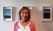 Marianna Wyss-Fent vor einer ihrer Bilderstrecken aus Ölfarbe. (Bild: Noëlle Lee)