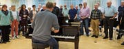 Chor und Chorakademie freuen sich über den neuen Flügel. (Bild: pd)