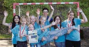Die Handballsiegerinnen aus dem Schulhaus St. Leonhard-Tschudiwies mit ihrer Trainerin Karin Fankhänel. (Bild: Miryam Koc)
