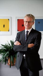 Fredi Widmer posiert im Oktober 2011 nach 100 Tagen im Amt. Ende Jahr wird er als Chef im Gemeindehaus zurücktreten. Seine Nachfolge wird voraussichtlich im September gewählt. (Bild: Urs Bucher)