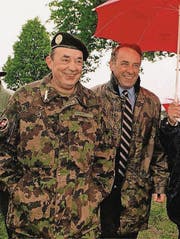 Mosnang ist der Heimatort von Hans-Ulrich Scherrer (links), alt Generalstabschef der Armee. Rechts alt Bundesrat Adolf Ogi. (Bild: Michel Canonica)