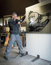 Der Rheintaler Künstler Roger Federer mit einem Stahlbild von Tennisheld Roger Federer. (Bild: Ralph Ribi)
