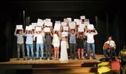 Vielsprachig verabschiedeten sich die Oberstufenklassen von den Lehrkräften und von der Schulzeit. (Bild: Maya Seiler)