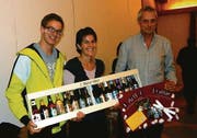Die Präsidentin Ronja Gmür bedankt sich bei Renato Fari (rechts) für seinen tollen Einsatz für den Verein mit einem Gutschein. Patrick Hollenstein freut sich auf seine neue Aufgabe als Eventmanager. (Bild: pd)