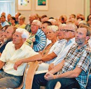 Zuschauer während des Podiums in Altstätten: Ob sie auf die nächste Pointe warten? (Bild: Max Tinner)