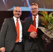 Bankleiter Urban Koller (links) verabschiedet Peter Haab. (Bild: Peter Jenni)