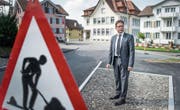 Gemeindepräsident Aurelio Zaccari auf der Baustelle an der Dorfstrasse. Er will die Umgestaltung nochmals überdenken. (Bild: Michel Canonica)