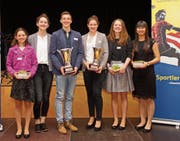 Die geehrten Sportschülerinnen und Sportschüler: Von links Monique Halter, Miryam Mazenauer, Simon Ehammer, Ronja Blöchlinger, Aline Müller und Jenjira Stadelmann. Nicht am Abend teilnehmen konnte Soen Rimmer, der fitteste Sportschüler. (Bild: Erich Brassel)
