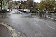 Die Kreuzungen der Vadian- mit der Pestalozzi- und der Kesslerstrasse wurden vor einigen Jahren nach schweren Unfällen für Velofahrer speziell markiert (obere Reihe). Jetzt gilt hier Tempo 30, ohne Rechtsvortritt und spezielle Markierungen. (Bilder: Reto Voneschen (10. Juli 2011/29. Oktober 2017))