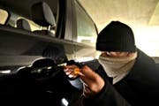 Der Beschuldigte soll drei Autos gestohlen haben (Bild: Keystone)