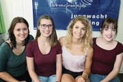 Die neuen Scharleiterinnen Sonja Huber (links) und Esther Büchel (rechts) übernehmen von Daniela Streule und Joana Meier. (Bild: Rösli Zeller)
