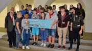 Die Realklasse der Oberstufe Nesslau freut sich über die 1000 Franken, welche in die Klassenkasse fliessen. (Bild: Dominic Engler)