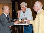 Andreas Moser (Mittel) im Gespräch mit Gemeindepräsident Stefan Frei (links) und Jahrbuch-Verleger Markus Egli. (Bild: PD)