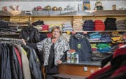Noch sind die Regale im Laden von Yvonne Flammer ziemlich voll. Aber Ende Jahr geht das Geschäft definitiv zu. (Bild: Urs Bucher)