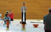 Ausprobieren gehört zum Brauchtumscamp: Das Alphornspielen ist eine Kunst, die viel Übung bedarf. (Bilder: Michael Hug)