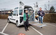 Romano Boscardin und Cecile Egli fahren neuerdings Rollstuhlfahrer durch die Gegend. (Bild: Urs Bucher)