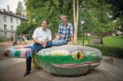 Marco Neuhaus (l.) und Andreas Rimle auf der Schlange im Stadtpark: Hier soll der geplante Spielweg vorbeiführen. (Bild: Ralph Ribi)