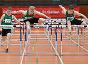 Dreifacherfolg der Männer über 60 Meter Hürden: Silvan Lückl (Mitte) gewinnt vor Ramon Flammer (rechts) und Riccardo Jung. (Bild: Urs Siegwart)