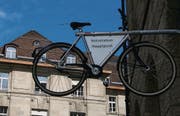 Der Eingang der neuen Velostation bei der Hauptpost ist mit einem Velo gekennzeichnet. (Bild: Miryam Koc)